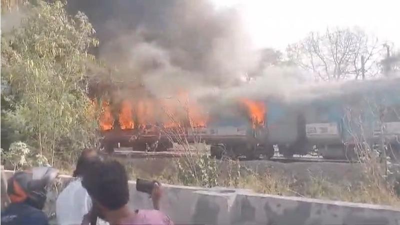 Massive fire erupts in Taj Express train in Delhi