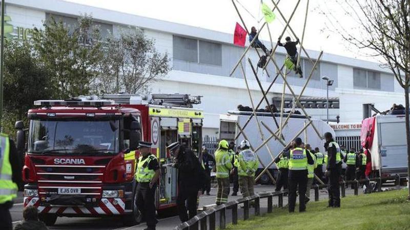 Environment activists blockade UK newspaper printing plants