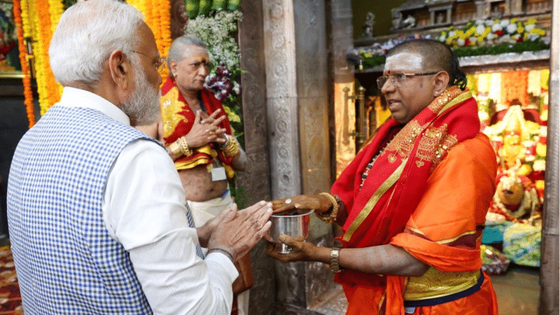 Prime Minister Narendra Modi offers prayers at Sri Ujjaini Mahakali Devasthanam in Secunderabad