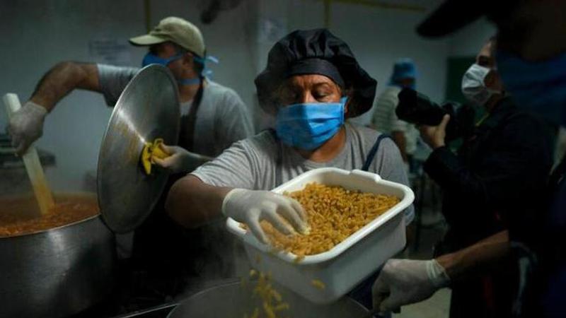 Argentine volunteers distribute food during crisis