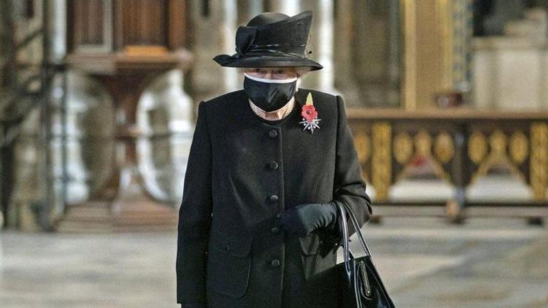 Queen Elizabeth II wears mask at tribute to Unknown Warrior