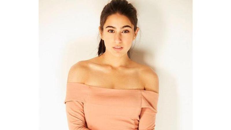 Sara Ali Khan mesmerizes fans with her charming looks and poetic skills