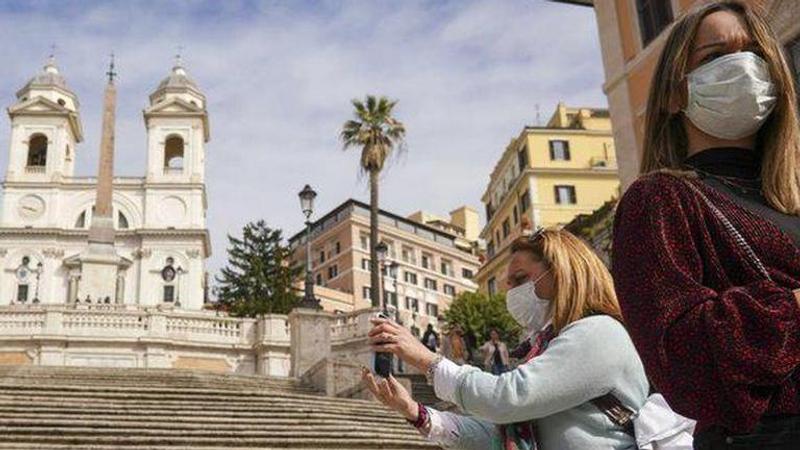 Italy : Water clears due to redused use of boats in canals