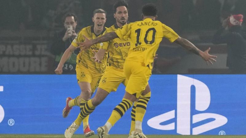 Dortmund players celebrate Mats Hummels goal 