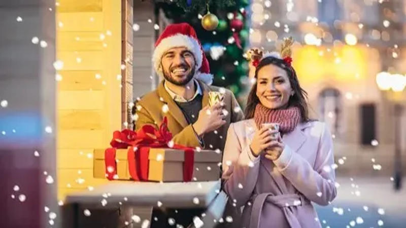 All about the new Christmas dating trend. 
