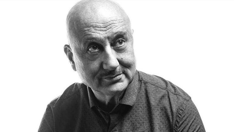 Anupam Kher gets nostalgic while revisiting old memories, shares his fantasy