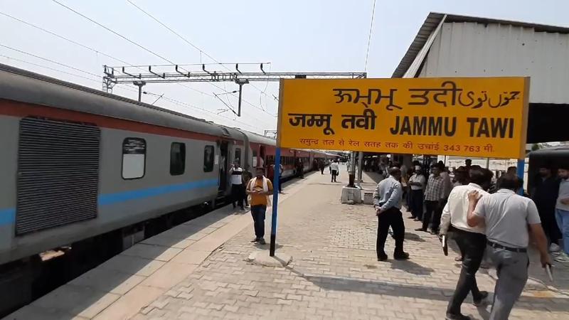 Sampark Kranti Express Derails at Jammu Railway Station, Passengers Stranded
