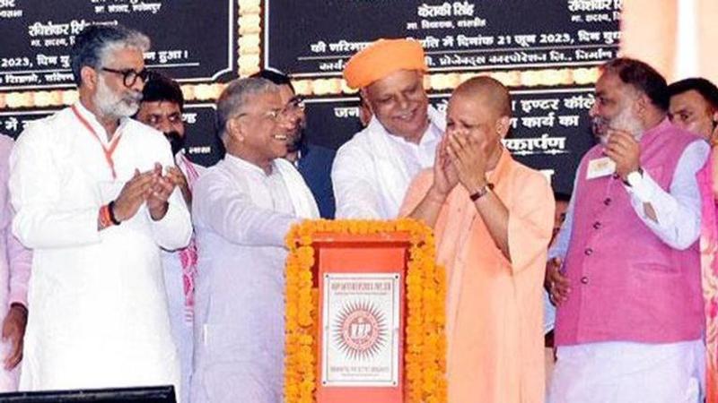 JD(U) MP And RS Deputy Chairman Harivansh Shares Stage With CM Yogi In ...