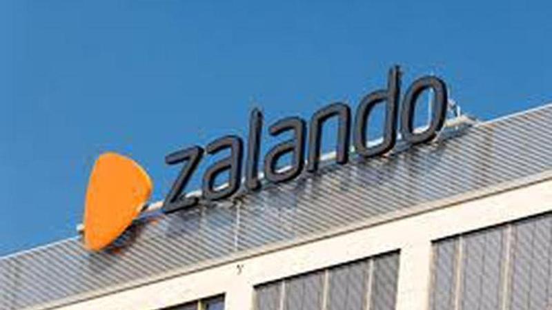 The chief executive of online fashion retailer Zalando is stepping down to focus on his family, saying his wife's career should “take priority” in the