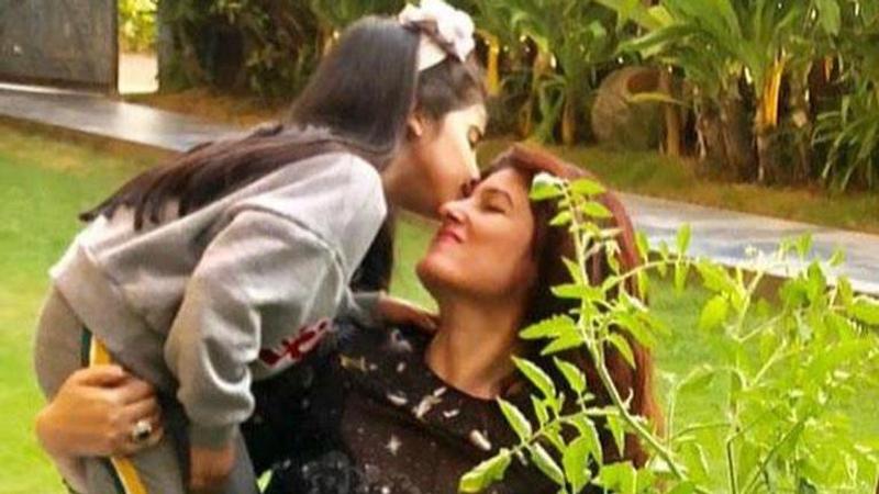 Twinkle Khanna's daughter Nitara refrains from clicking pictures; Read Here