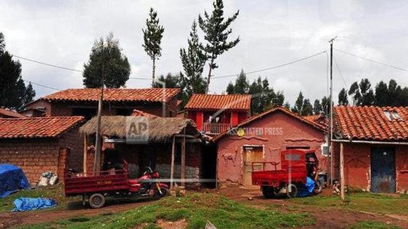 Peru settlement fights virus without running water