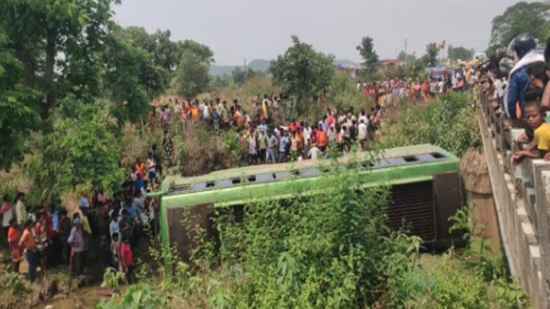 Bus falls off bridge in Jharkhand's Khunti