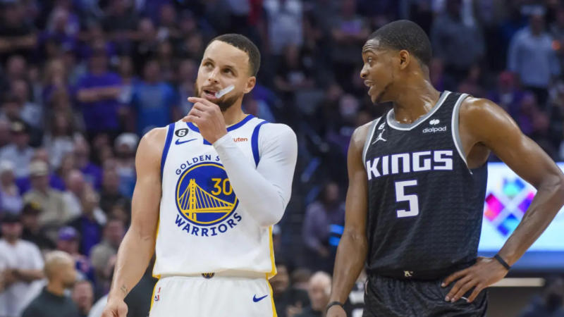 Golden State Warriors' Stephen Curry and Sacramento Kings' De'Aaron Fox