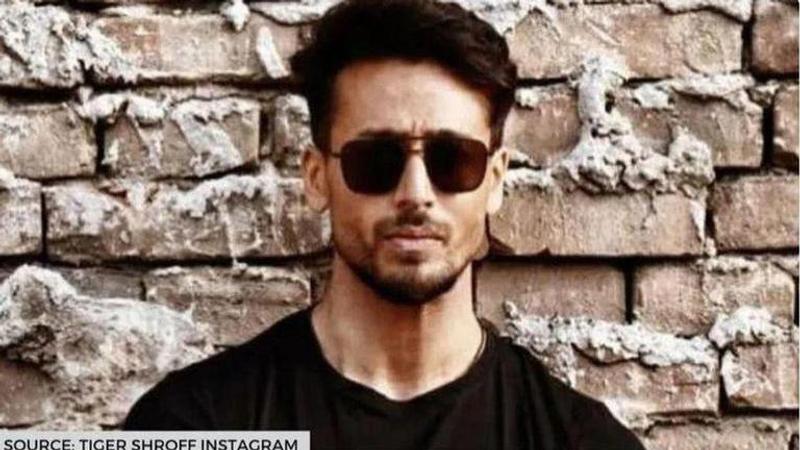 Tiger Shroff impresses fans as he strikes a cool pose, check out his latest post