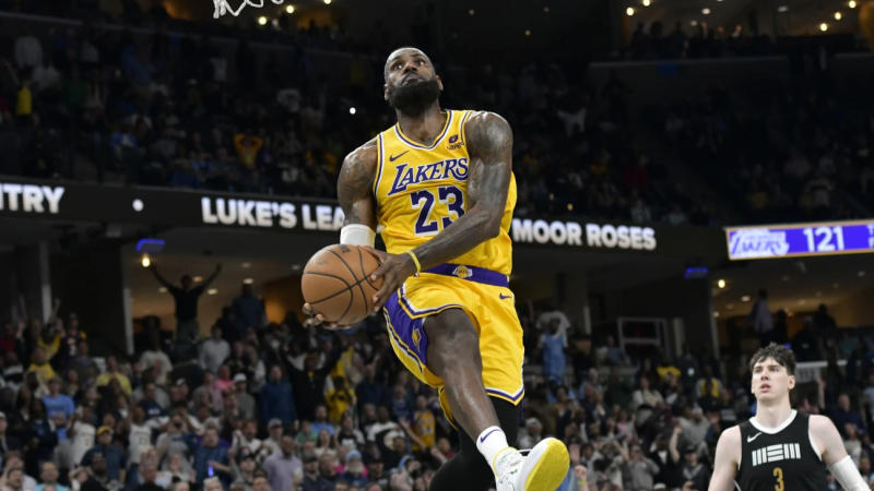 LeBron James goes for a dunk vs Memphis Grizzlies 