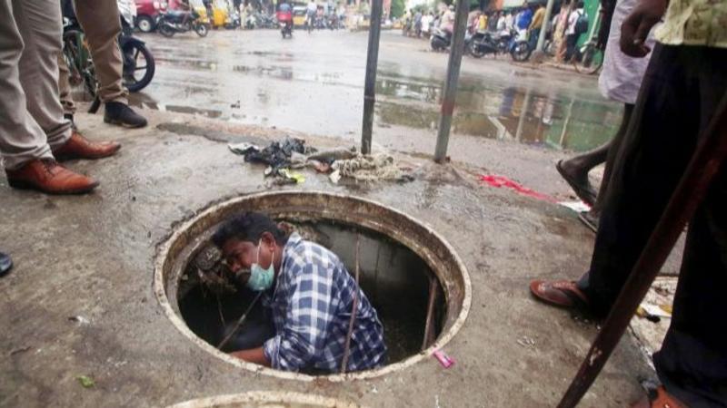 Two died in manhole in Delhi