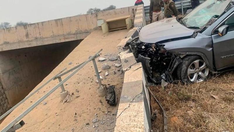 Car falls off bridge in Karnataka