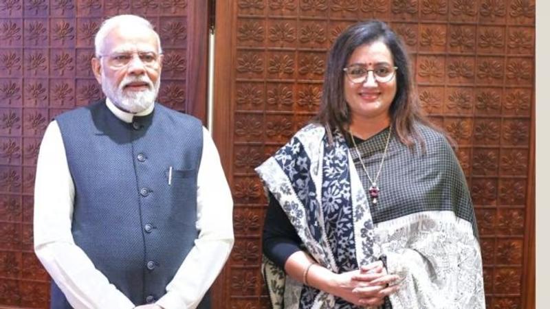  Mandya sitting MP Sumalatha Ambareesh With PM Modi 