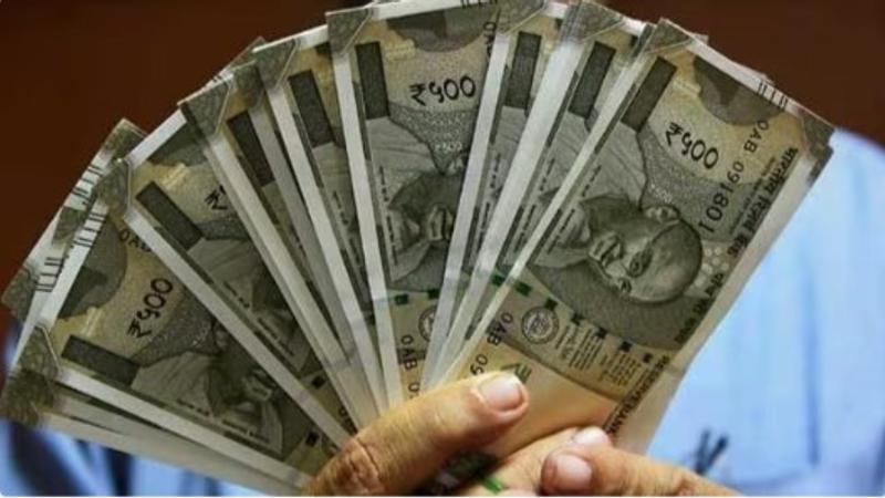 Rs 5 lakh cash looted