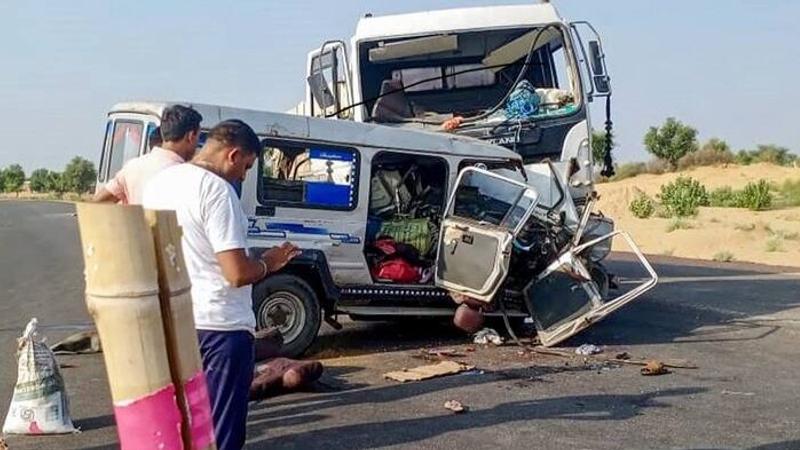 4 women dead, 20 people injured as truck hit tractor in UP