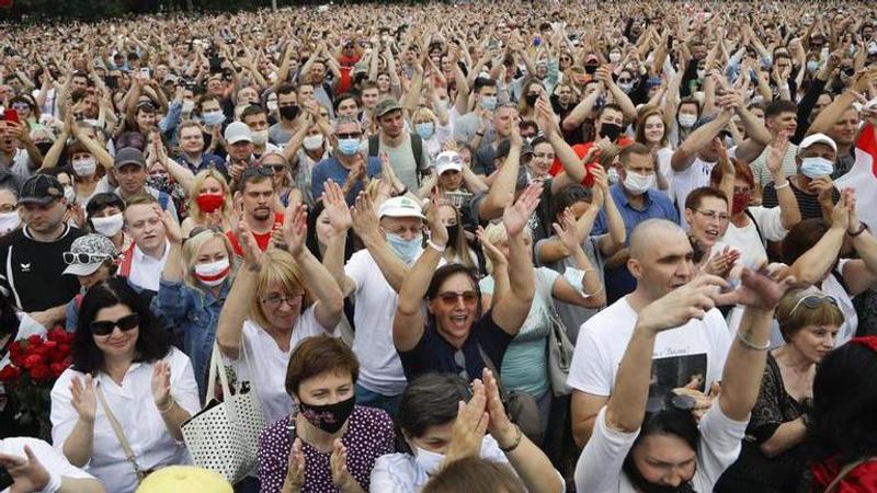 Thousands rally ahead of presidential election