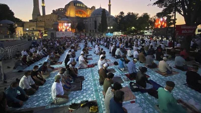 Pilgrims perform last rites of Islamic hajj in Mecca