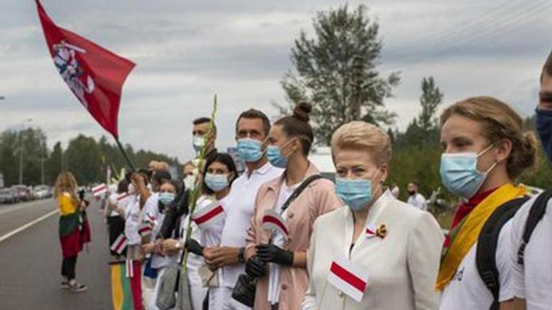 Ukrainians make human chain for Belarus protesters