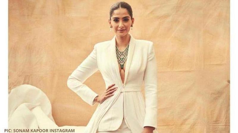 Sonam Kapoor strikes amazing Madhubala pose from Mughal-e-Azam in this throwback picture