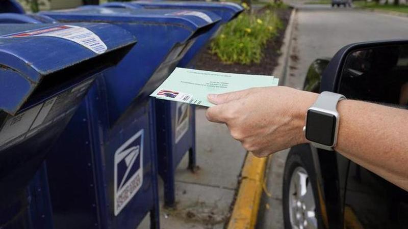 US polls: North Carolina begins vote-by-mail, American still divided