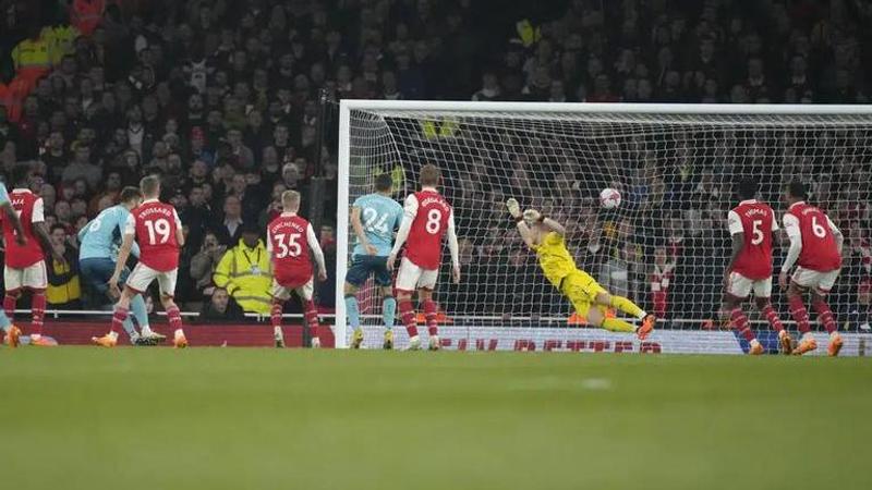 Arsenal stumbles again in comeback draw with Southampton