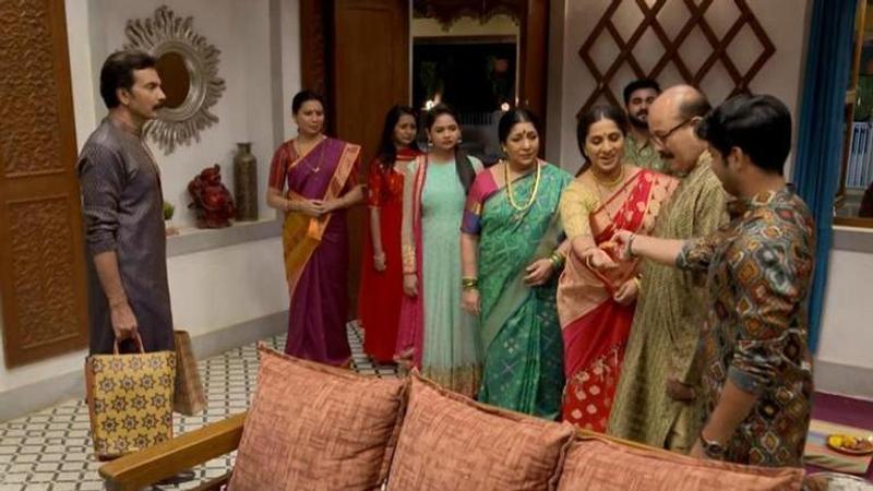 aai kuthe kay karte episode