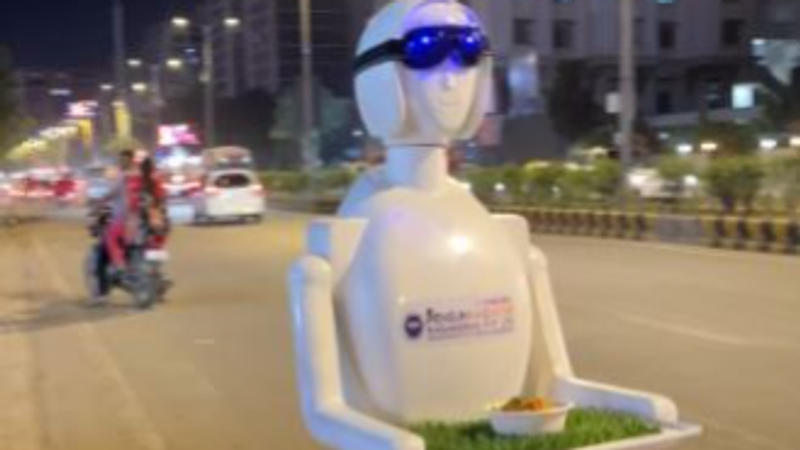 Viral: Robot Serving Ice Golas In Ahmedabad