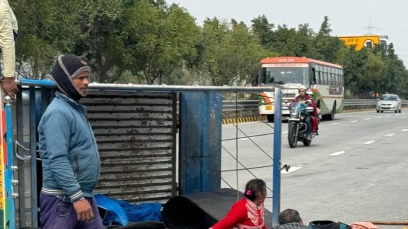 10 Injured as Tempo Turns Turtle on Yamuna Expressway