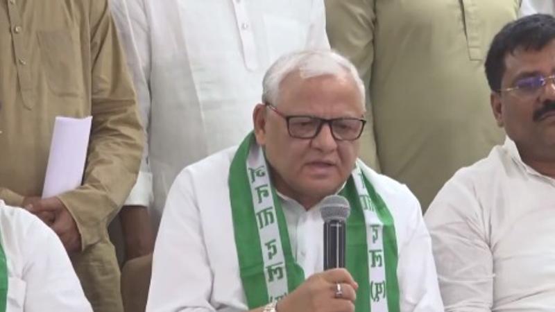 RJD leader Ashfaq Karim joins JD(U)