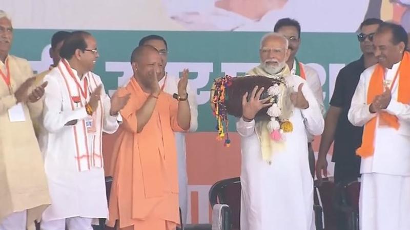 PM Modi in Amroha rally 