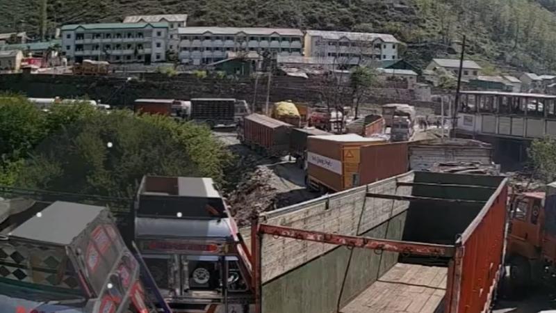 Heavy Traffic on Jammu-Srinagar NH Due to Landslide at Gangroo 