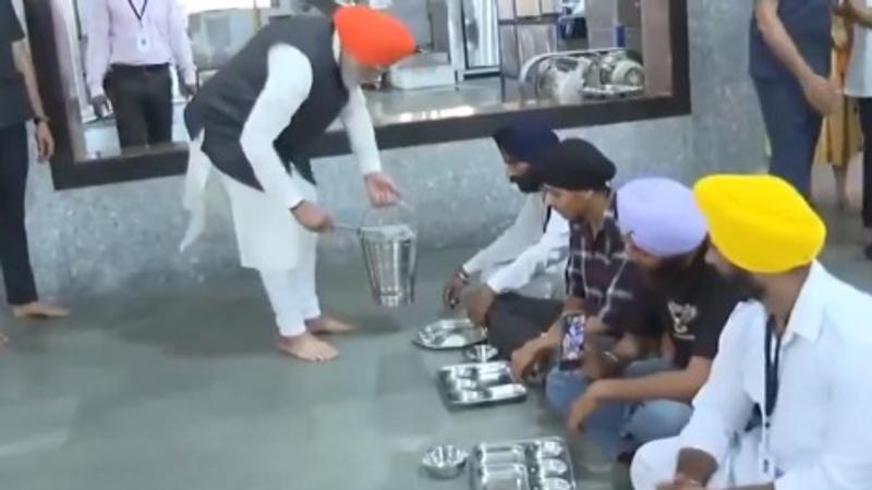 PM Modi Visits Gurudwara Patna Sahib, Offers Seva and Serves Langar | WATCH