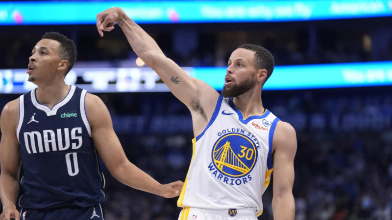 Stephen Curry in action vs Dallas Mavericks