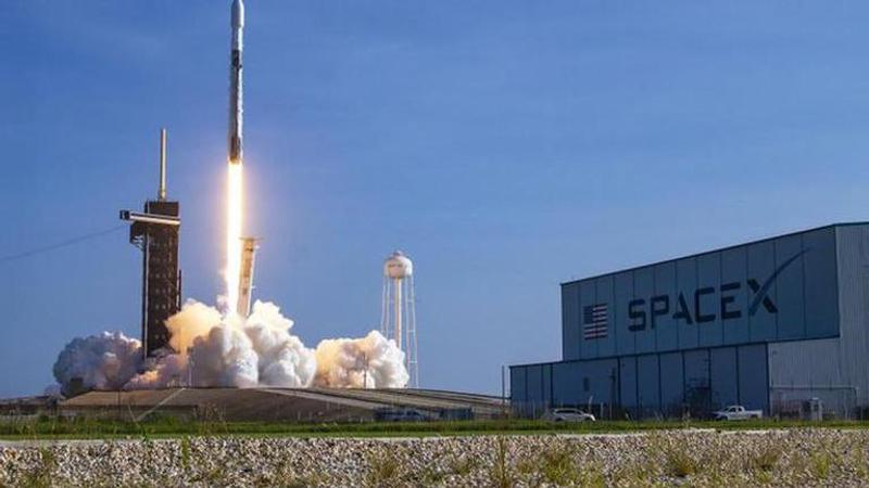 Red coating contaminates SpaceX rockets, delays crew launch