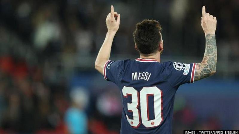 Fan swap mother for Lionel Messi's PSG jersey before PSG vs Leipzig match