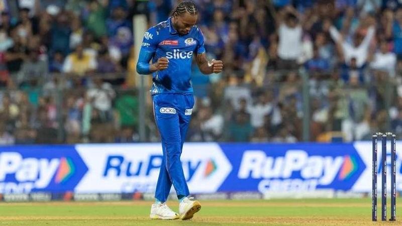 Jofra Archer in action for Mumbai