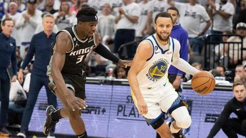 Curry scores playoff career-high 50 as Warriors down Kings