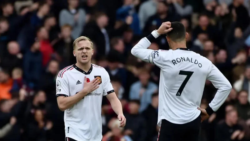 Donny van de Beek moves to Frankfurt on loan from Manchester United until end of the season