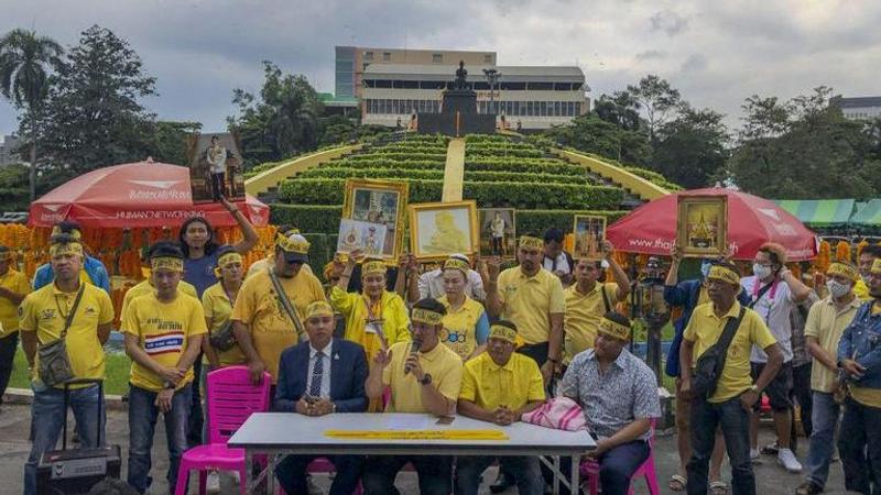 Thai protesters march to Prime Ministers house to demand resignation