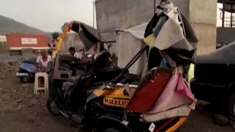 Rickshaw rams into divider in Bhiwandi 