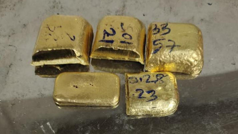 Gold smuggling attempts foiled at the Mumbai Airport