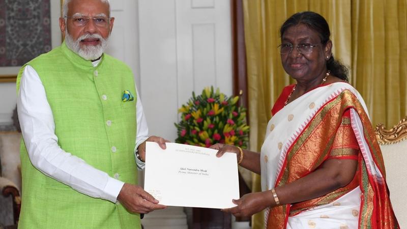 PM Narendra Modi tenders his resignation to President Droupadi Murmu 