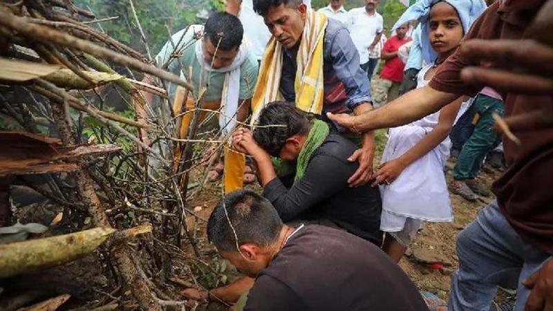 Family member of Deepu Kumar performing last rites