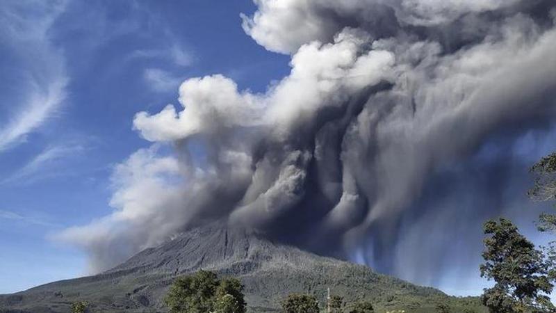 Indonesia Sinabung volcano spews new burst of hot ash