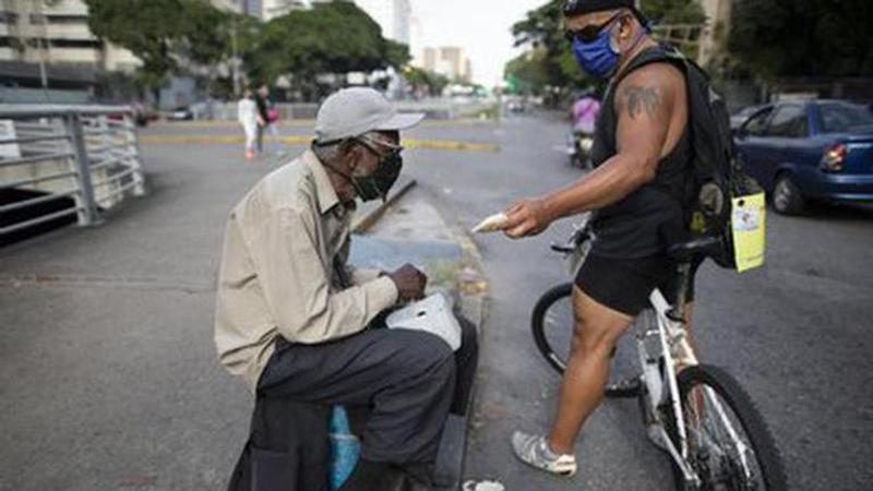 Man cooks delicacies for the hungry in Caracas